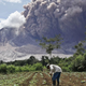 El volcán Sinabung en erupción. AP